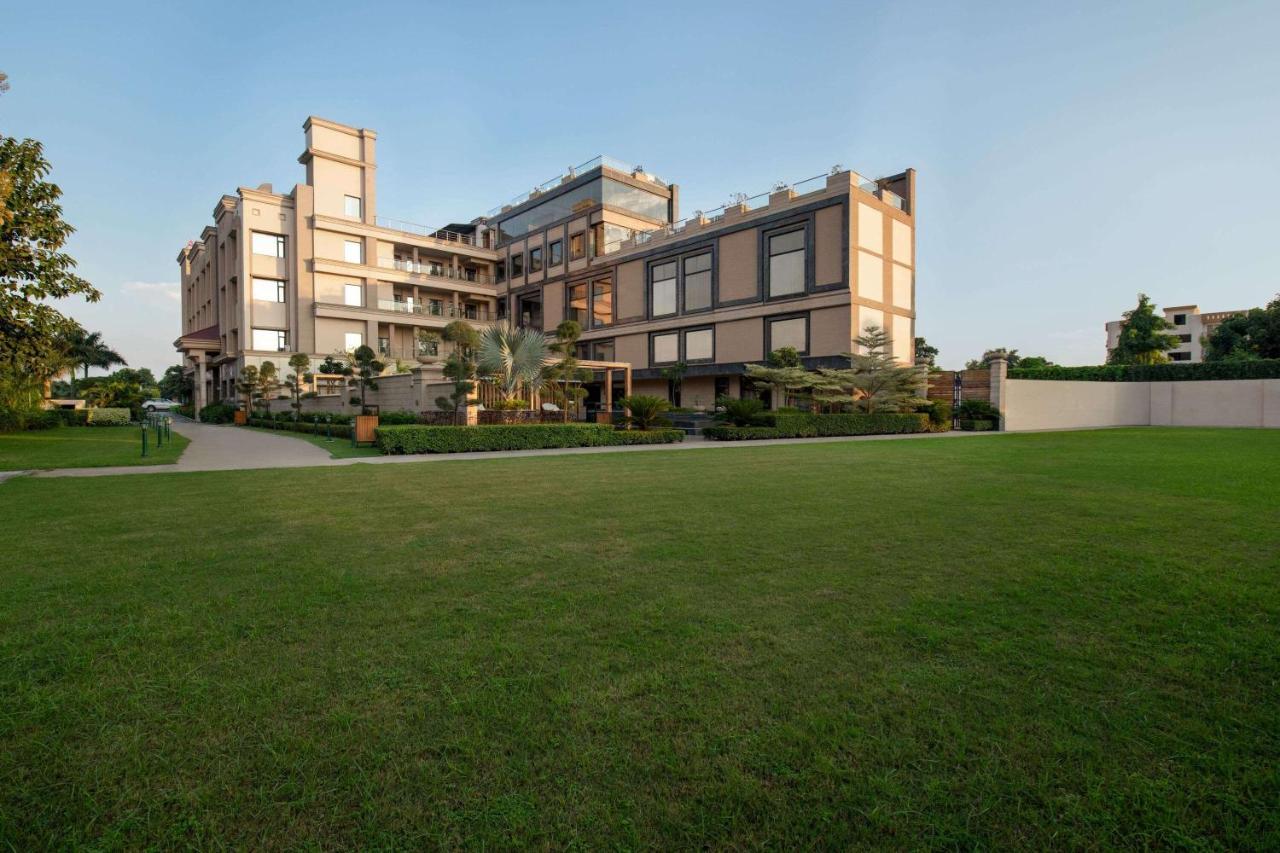 Ramada By Wyndham Varanasi Katesar Chandauli Екстериор снимка