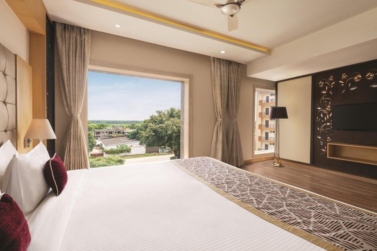 Ramada By Wyndham Varanasi Katesar Chandauli Екстериор снимка