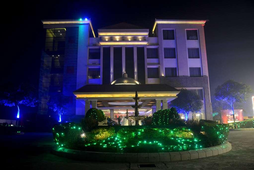Ramada By Wyndham Varanasi Katesar Chandauli Екстериор снимка