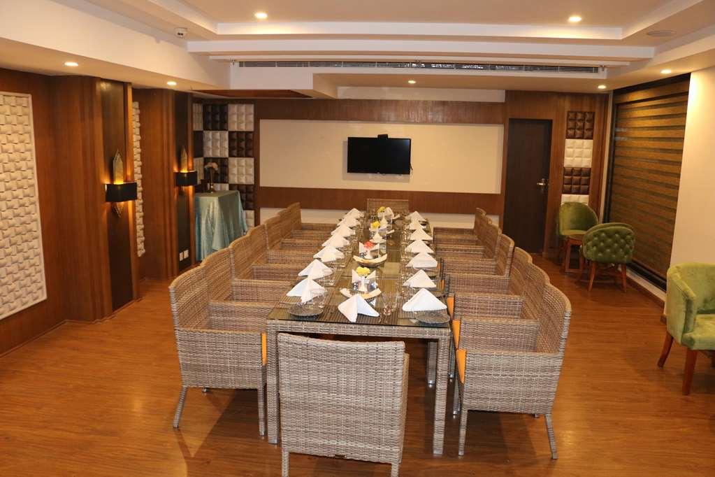 Ramada By Wyndham Varanasi Katesar Chandauli Съоръжения снимка