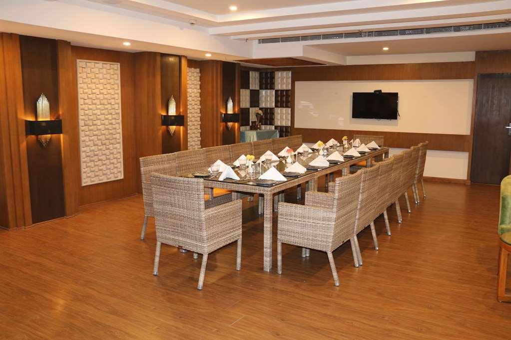 Ramada By Wyndham Varanasi Katesar Chandauli Съоръжения снимка