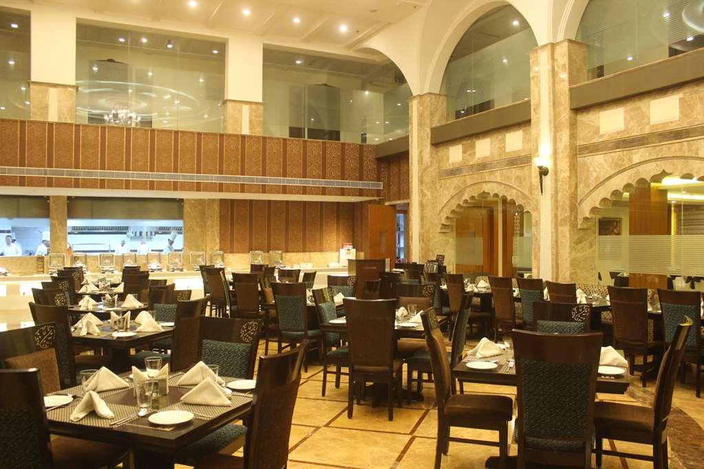 Ramada By Wyndham Varanasi Katesar Chandauli Ресторант снимка