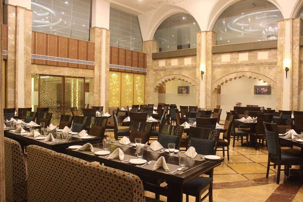 Ramada By Wyndham Varanasi Katesar Chandauli Ресторант снимка