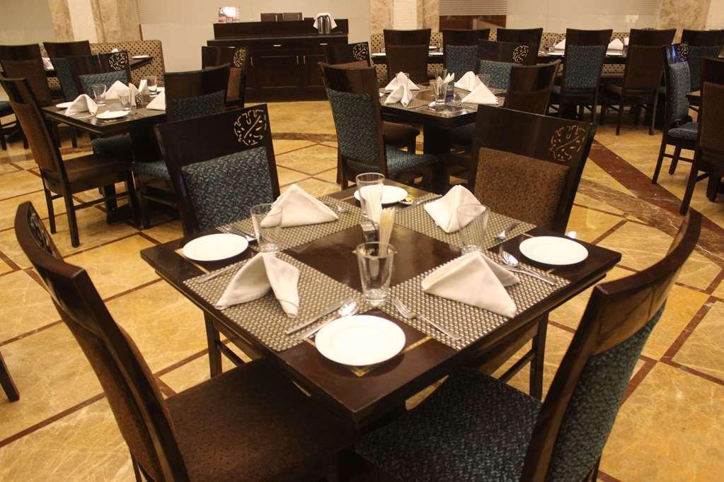Ramada By Wyndham Varanasi Katesar Chandauli Ресторант снимка